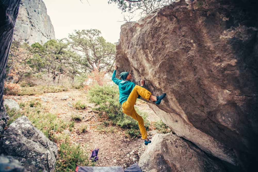 climber on expert bouldering grade