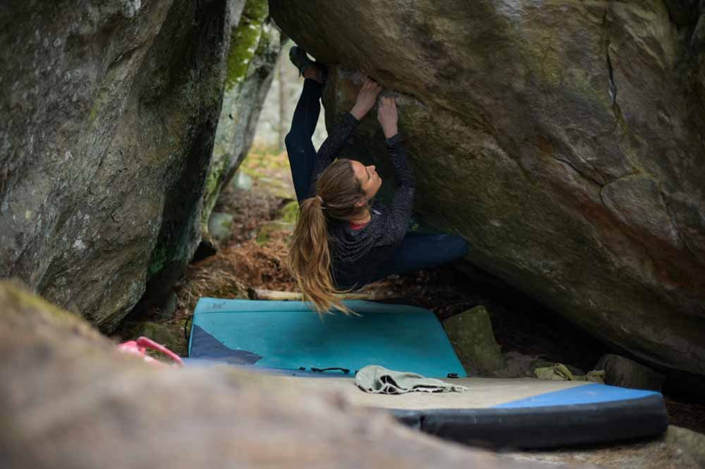 woman outdoor bouldering in fontainbleu